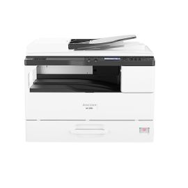 طابعة RICOH M2701 MFP، طابعة متعددة الوظائف A3 بالأبيض والأسود، تطبع حتى 27 صفحة في الدقيقة، دقة 600 × 600 نقطة في البوصة، باللون الأبيض.